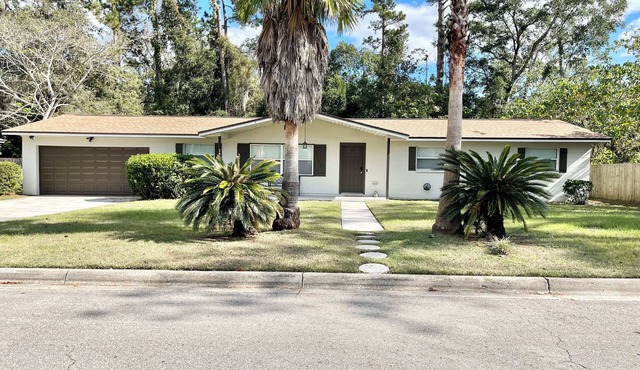 Spacious 4-bedroom house with Covered Private Pool in Gainesville