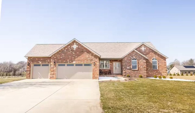 Spacious 4-bedroom house in fantastic Glen Carbon with AC