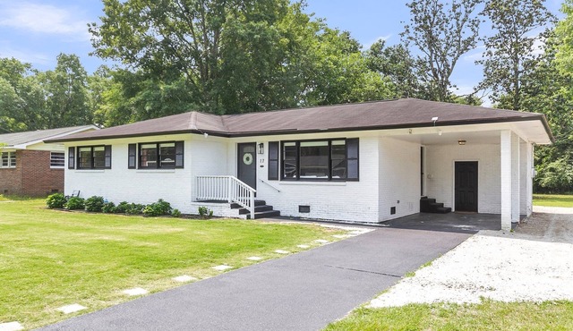Spacious 4-bedroom house with WiFi and Large Patio in charming Goose Creek