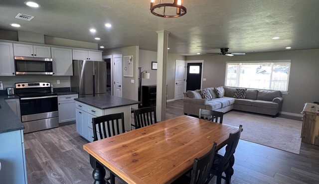 Spacious 4 bedroom 2 bath house across from the Rogue River with big fenced yard