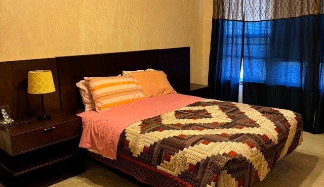 Spacious 4-bedroom townhome with fitness room, WiFi in awesome Hanover Park