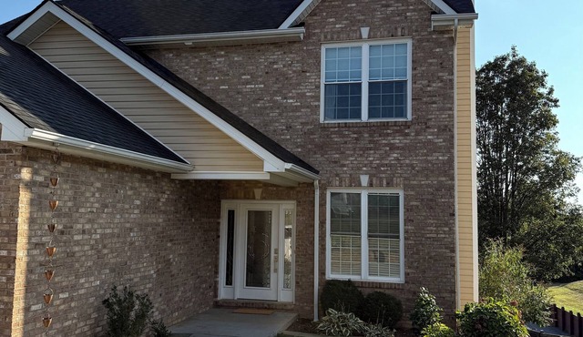Spacious 4-bedroom house in lovely Harrisonburg with WiFi and 2 living rooms