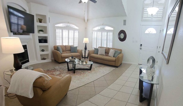 Spacious 4-bedroom house with WiFi, AC in serene Horizon City