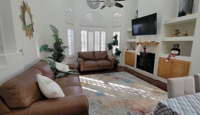 Spacious 4-bedroom house with Pool, AC and Free Wifi-perfect for families.