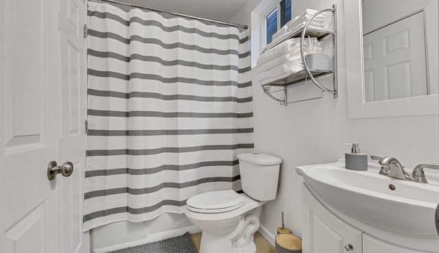 Spacious 4-bedroom house with WiFi, AC in brilliant Indianapolis