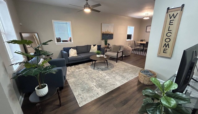 Spacious 4-bedroom house in Historic neighborhood, Pendleton Heights, WiFi