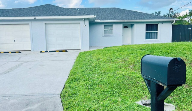 Spacious 4-bedroom house with AC and WiFi in charming Lehigh Acres