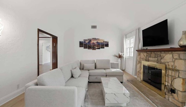 Spacious 4-Bedroom Home in Pico/Robertson