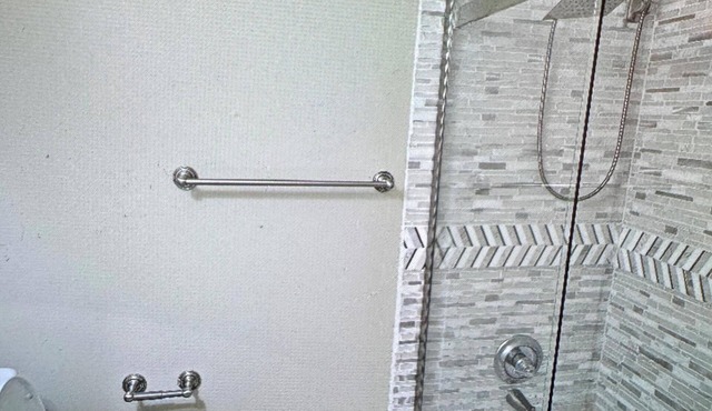 Spacious 4-bedroom house in lovely Monroeville with AC. The area is very safefe