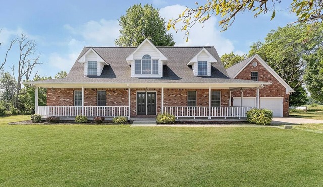 Spacious 4-bedroom house, + bonus rm in Serene Country Setting - sleeps up to 11