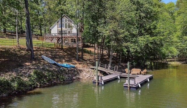 Spacious 4-bedroom lakefront cottage in lovely Mooresville, private dock