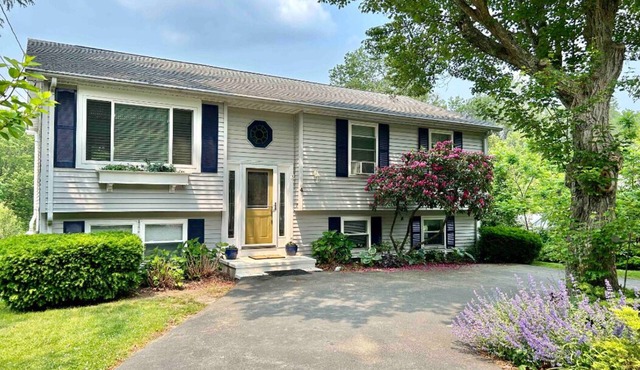 Spacious 4-bedroom in Pettaquamscutt Lake Shores/Walk to Narrow River