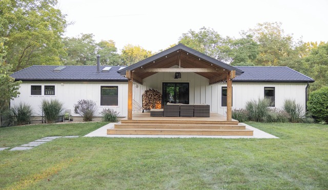 Spacious 4-bedroom Contemporary Country House