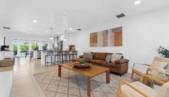 Spacious 4-bedroom house in wonderful Oakland Park with AC and heated pool