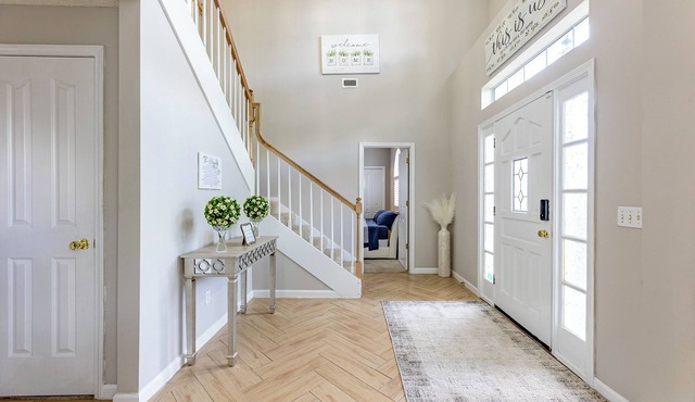 Spacious 4-bedroom house in Orange Park with Gameroom and Jacuzzi Bathtub