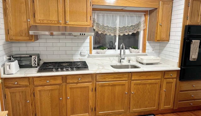 Spacious 4-bedroom townhome with WiFi and AC in superb Philadelphia