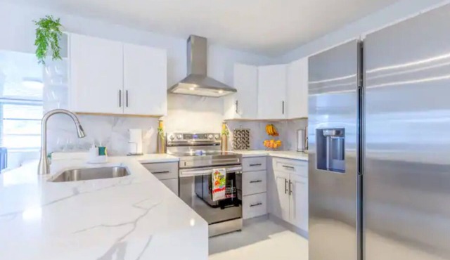 Spacious 4-bedroom house with WiFi, AC in charming Pompano Beach