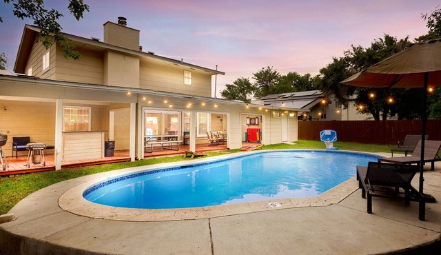 Spacious 4 bedroom with pool- minutes to Seaworld!