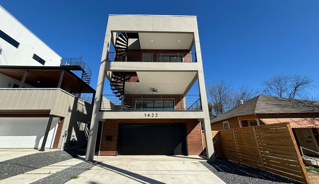 Spacious 4-bedroom house with WiFi, AC in charming San Antonio