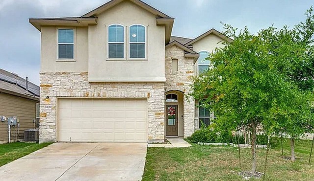 Spacious 4-bedroom house with WiFi and AC in charming San Antonio LAF graduation