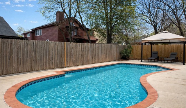 Spacious 4-bedroom house with Swimming Pool and Games