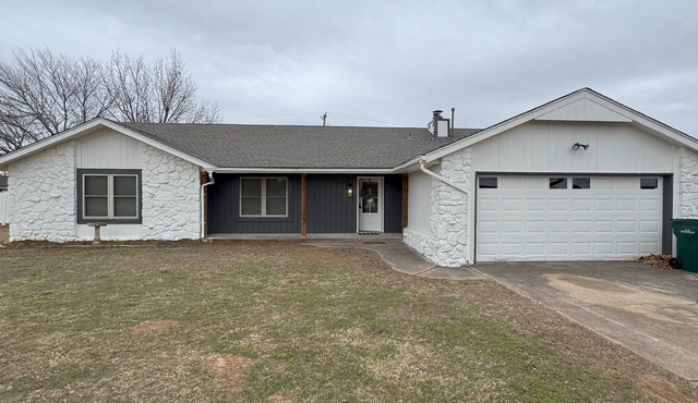 Spacious 4 bedroom house in Sand Springs where elegance meets comfort.