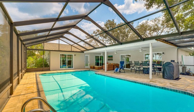 Spacious 4-bedroom house with fitness room, WiFi in brilliant Spring Hill