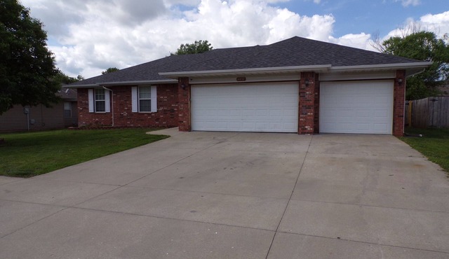 Spacious 4-bedroom house/Wi-Fi & Work Space/Garage/Fenced yard