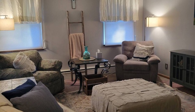 Spacious 4-bedroom house in charming Steubenville with WiFi