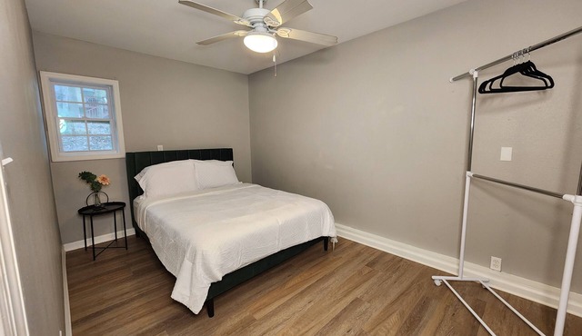 Spacious 4-bedroom townhome with WiFi and AC in enchanting Tallahassee