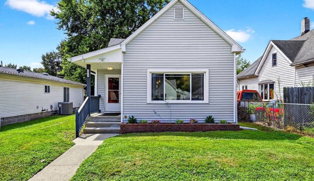 Spacious 4-bedroom house in beautiful Terre Haute with AC