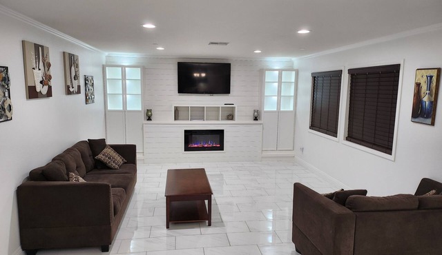 Spacious 4-bedroom House with Pool Table Nice Neighborhood in Victorville