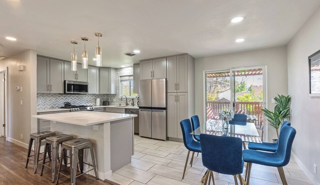 Spacious 4 Bedroom/2 Bath home/WiFi/Garage Parking/Backyard/Beautiful Kitchen