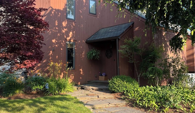 Spacious 4-Bedroom Retreat with Mountain Views – Family & Pet Friendly