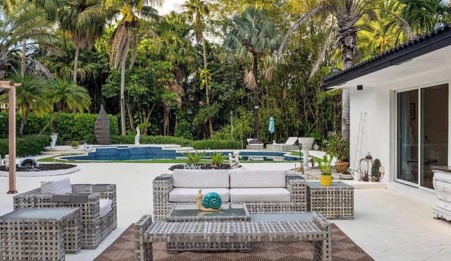 Spacious 4-bedroom villa with Pool + Hot Tub + Spacious Garden