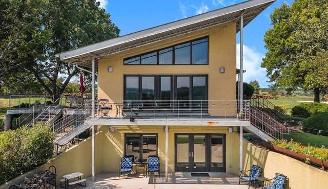 Spacious 4-bedroom vacation home 16 minutes from University of Kansas