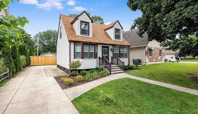 Spacious 4-bedroom vacation home just 1 mile walk to Town and River!