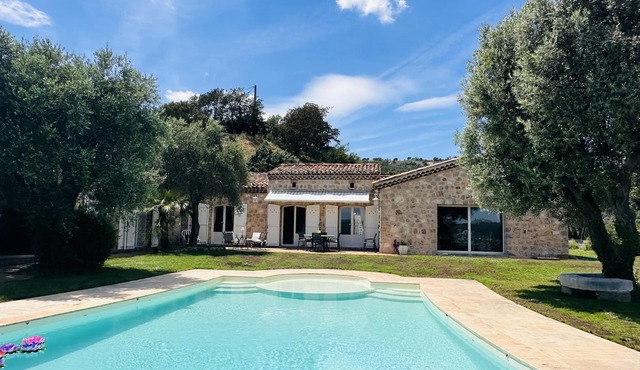 Spacious 4 bedroom villa in a very quiet setting with panoramic views, a pool and a lovely garden. - 2241