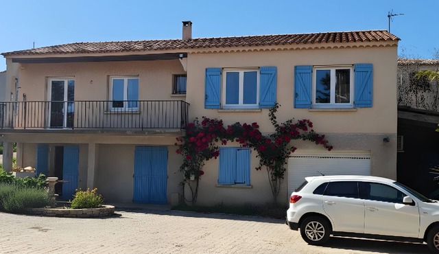 Spacious 4-Bedroom Villa Airco Wifi Charging near the Beach in Picturesque Mèze
