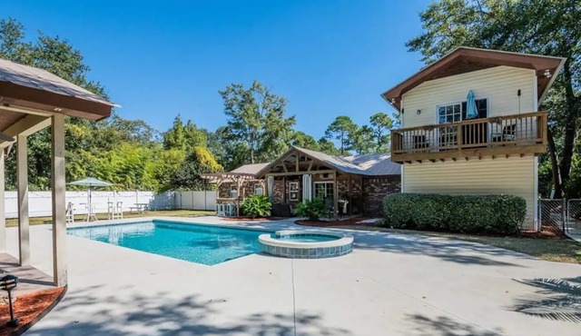 Spacious 4 bedroom w/pool, Guesthouse & hot tub
