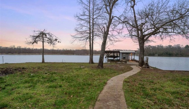 Spacious 4-bedroom waterfront house in charming Huntsville