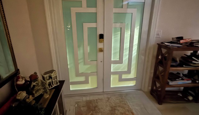 Spacious 4-bedroom waterfront house in peaceful Holiday with AC