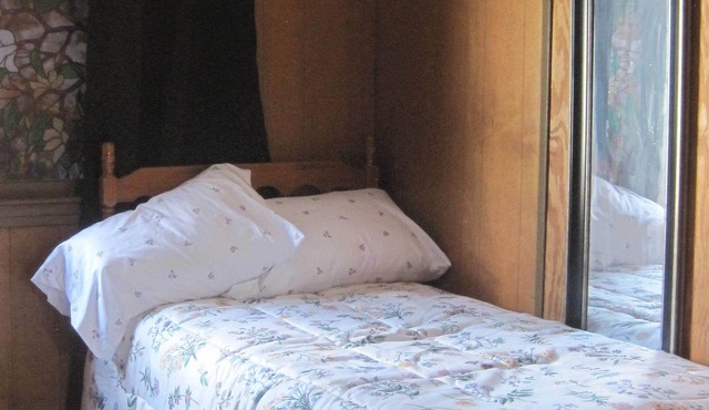 Spacious 4-bedroom with WiFi Centrally Located in Syracuse Close to Everything