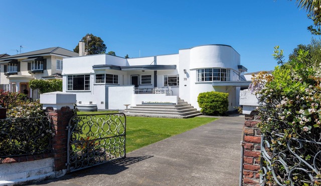 Spacious 4 Bedroomed Art Deco Charm - Inner City on the River.