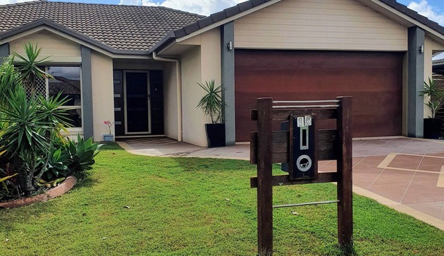 Spacious 4 beds house on the Lake in Eli Waters