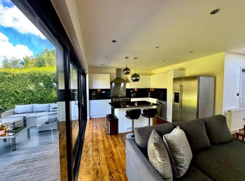 Spacious 4 beds house with FAST WIFI and FREE PARKING ideal for businesses, visiting family or relocation