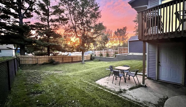 Spacious 4-BR, 2.5 Bath vacation home: Foosball, 65" TV, Golf, 4 Season Room