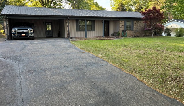 Spacious 4-BR, 3 BA house in charming Oxford. Less than 3 miles to square & OM.