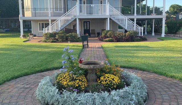 Spacious 4-BR, 3-bath, Lake Conroe waterfront home, Tri toon rental available.