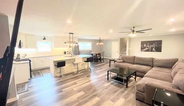 Spacious 4 BR 3 Full Bath House Near Airport & Shopping!